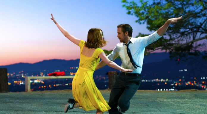 http://cdn.collider.com/wp-content/uploads/2016/07/la-la-land-ryan-gosling-emma-stone.jpg