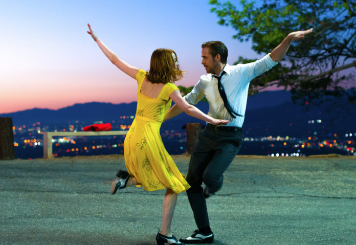 http://cdn.collider.com/wp-content/uploads/2016/07/la-la-land-ryan-gosling-emma-stone.jpg